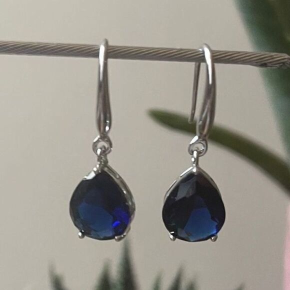 The Simple Sapphire Teardrop Drop Earrings in 925 silver - Picture 5 of 10